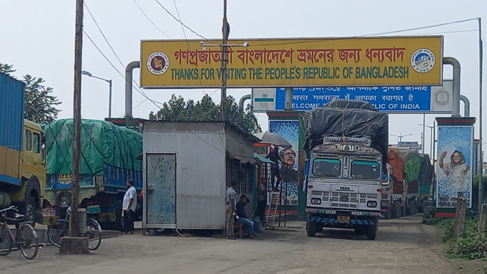টানা ৫ দিন পর বেনাপোল বন্দরে আমদানি-রপ্তানি শুরু