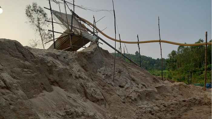 সোমেশ্বরী নদী থেকে নির্বিচারে বালু লুটপাট বন্ধ করলো বিজিবি
