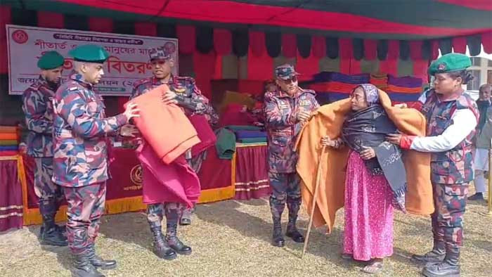 জয়পুরহাটে শীতার্ত মানুষের মাঝে বিজিবির শীতবস্ত্র ও চিকিৎসা সেবা