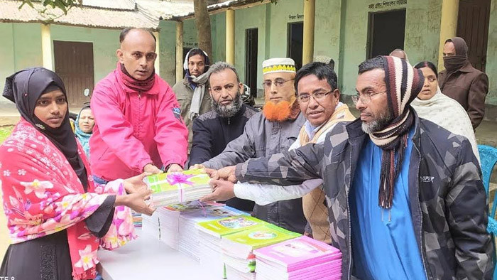 বিরামপুরে বই বিতরণ উৎসব পালিত