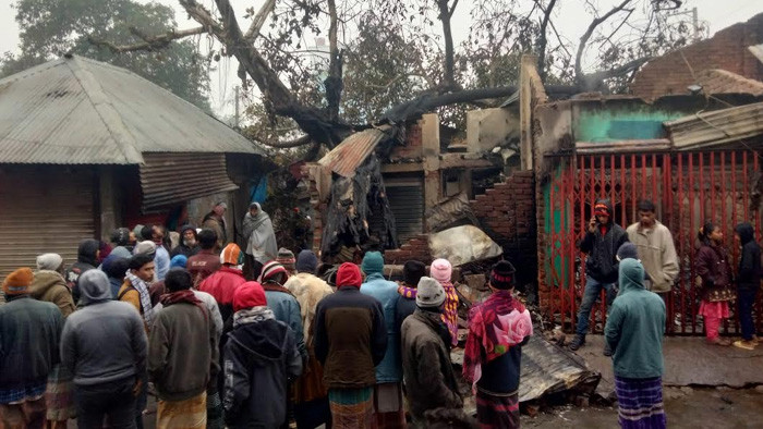 নবাবগঞ্জে আগুনে পুড়ল ১২ দোকান