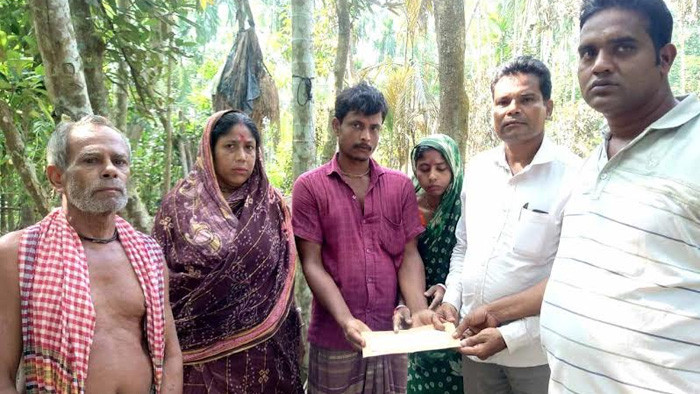 কাঁঠালিয়ায় অগ্নিকাণ্ডে ক্ষতিগ্রস্ত পরিবারকে উপজেলা বিএনপি’র আর্থিক সহায়তা