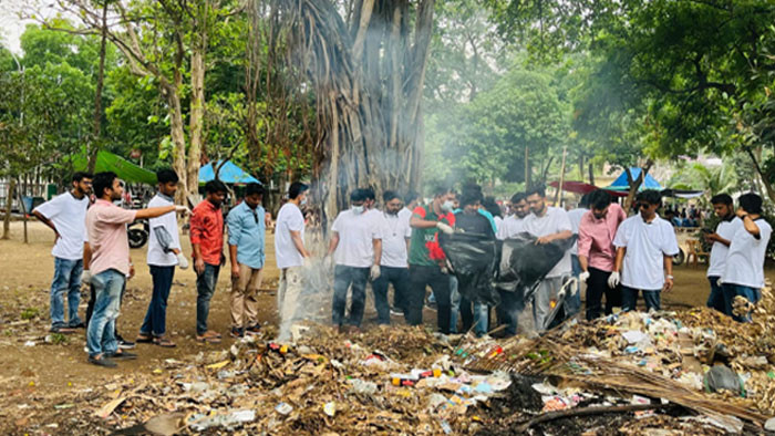 হাকিম-মিলন চত্ত্বরে পরিচ্ছন্নতার অভিযান ছাত্রদল নেতার