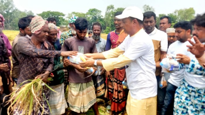 তীব্র তাপদাহে বিশুদ্ধ পানি ও স্যালাইন বিতরণ বিএনপি কেন্দ্রীয় নেতার