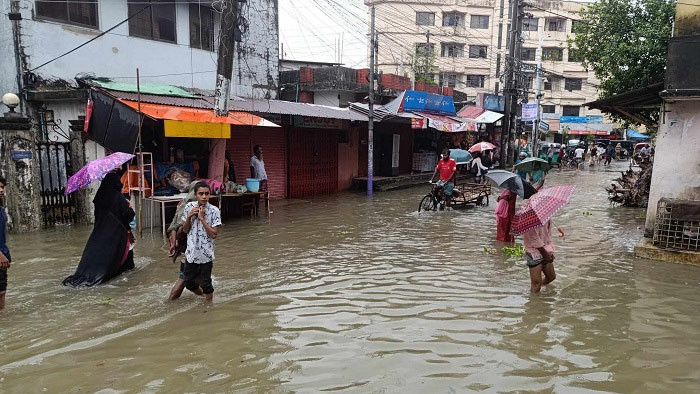 মধ্যরাতে ভারি বৃষ্টি, পানির নিচে তলিয়ে গেছে সিলেট নগরীর বহু এলাকা