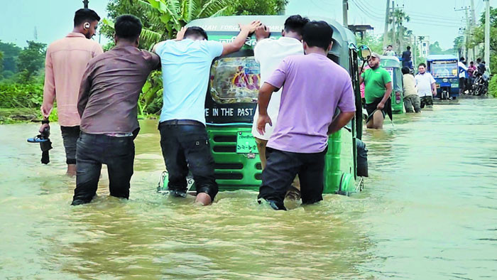 সিলেট অঞ্চলে পানি কমলেও দুর্ভোগ কমেনি