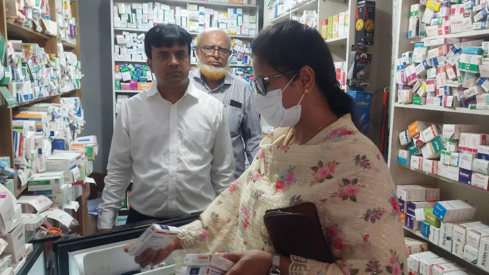 আশুগঞ্জে মেয়াদোত্তীর্ণ ওষুধ সংরক্ষণ-বিক্রির দায়ে সাত প্রতিষ্ঠানকে জরিমানা