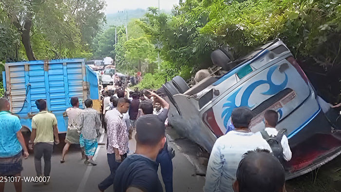 খাগড়াছড়িতে বাস উল্টে ২জন নিহত, আহত ১২
