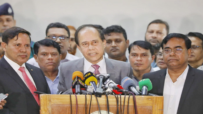 নির্বাচন যথাসময়ে হবে, পিটার হাসের সাখে বৈঠক শেষে সিইসি
