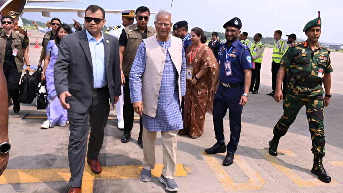 সরকার প্রধানের দায়িত্ব নেয়ার পর প্রথমবার চট্টগ্রাম পৌঁছলেন ড. ইউনূস