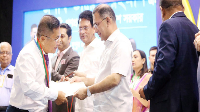 জাতীয় পর্যায়ে গুণী শিক্ষক সম্মাননা পেলেন চম্পানন চাকমা