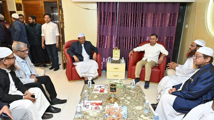 চরমোনাই পীরের বাসায় তারেক রহমান