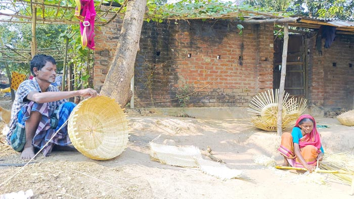 ধামইরহাটের কুটির শিল্প: বাপ-দাদার ঐতিহ্যের চাকা টিকিয়ে রাখা অসহায় কারিগরদের জীবন যুদ্ধ