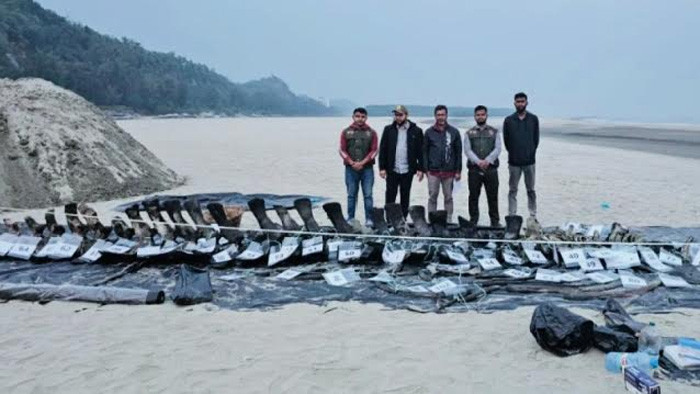 কক্সবাজার সৈকত থেকে তোলা হলো সেই তিমির কঙ্কাল
