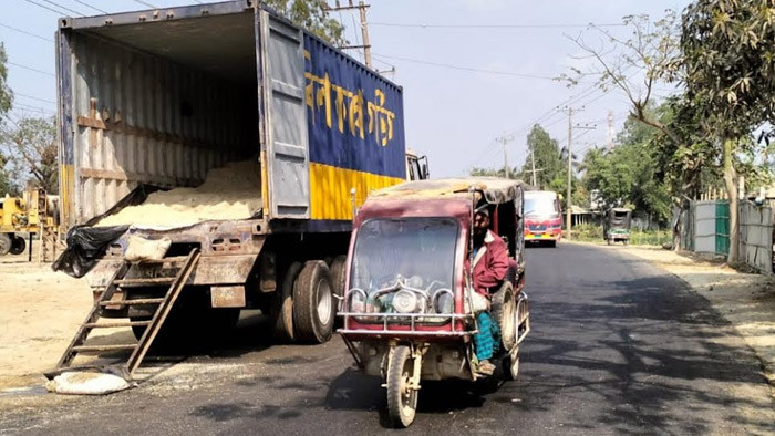 কক্সবাজারে মহাসড়ক নষ্ট হচ্ছে লবণ-পানিতে