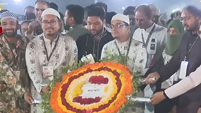 শহীদ মিনারে সাদিক কায়েম-ফরহাদদের শ্রদ্ধা, সর্ব মিত্র চাকমার ফেসবুক-এ পোস্ট