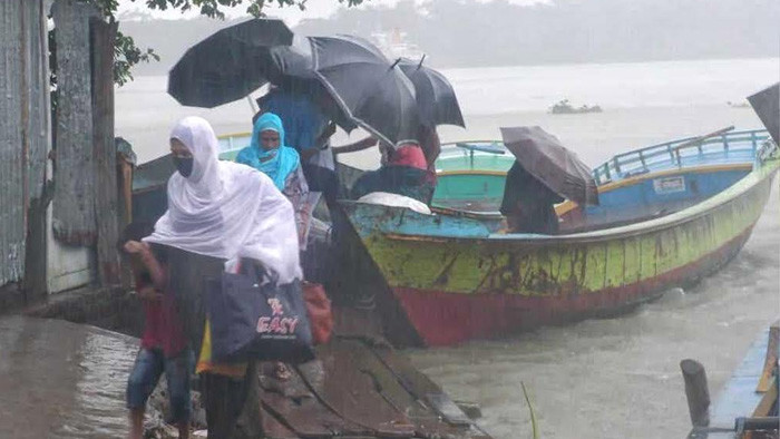 ঘূর্ণিঝড় ‘দানার’ প্রভাবে ঝালকাঠিতে সকল থেকে ভারি বৃষ্টি, গাছ পরে গরুর মৃত্যু