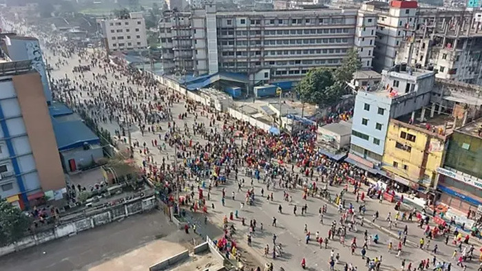 সিটি করপোরেশনের গাড়ির চাপায় পোশাক শ্রমিক নিহত, মহাসড়ক অবরোধ