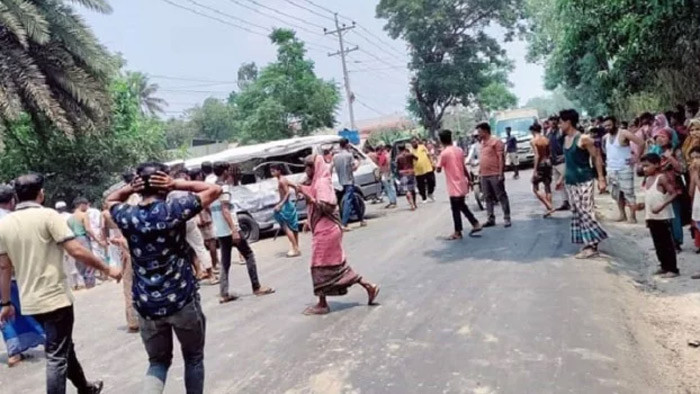 কক্সবাজারে বাস-মাইক্রোবাস সংঘর্ষে নিহত বেড়ে ৬