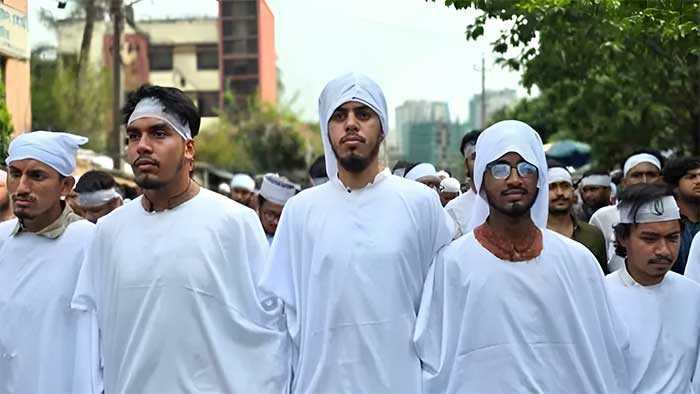 কাফনের কাপড় বেঁধে কারিগরি শিক্ষার্থীদের মিছিল