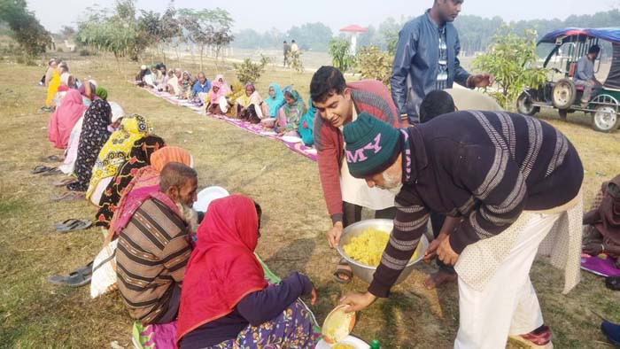 ধামইরহাটে ভিক্ষুকদের নিয়ে মানবসেবার ব্যতিক্রমী বনভোজন