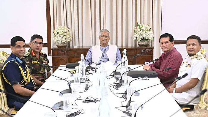 প্রধান উপদেষ্টার সঙ্গে সাক্ষাৎ করল তিন বাহিনীর প্রধান, প্রসঙ্গ নির্বাচনের প্রস্তুতি