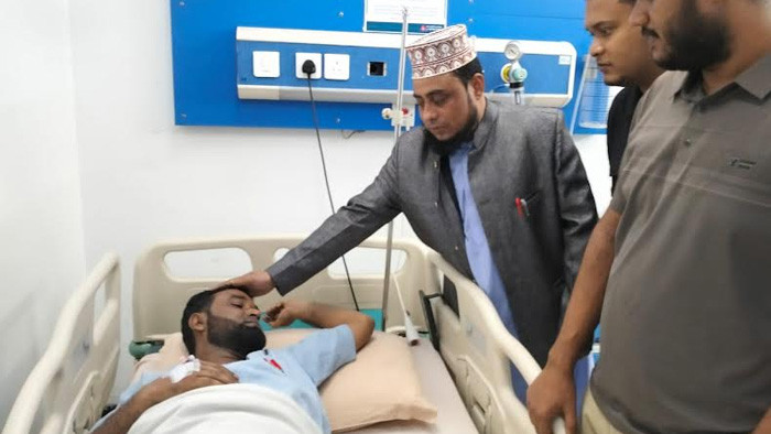 অসুস্থ রেজওয়ানুল ইসলাম রায়হানের শয্যাপাশে দুধরচকী