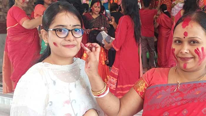 বিজয়া দশমীতে সিঁদুর খেলায় মেতেছে নারীরা