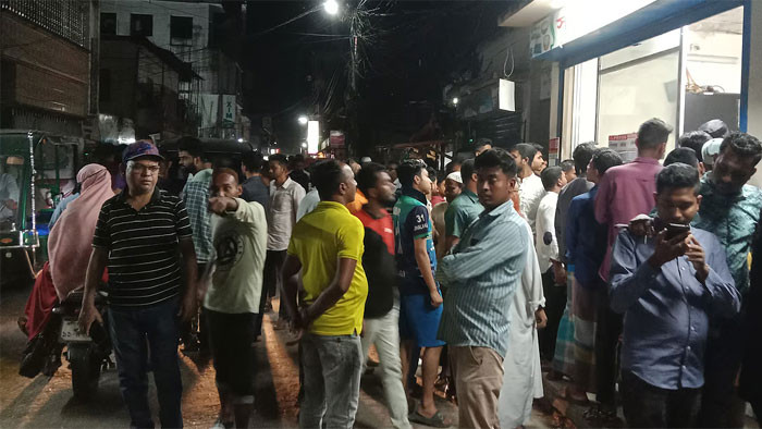 ঝালকাঠিতে ককটেল বিস্ফোরণ ঘটিয়ে সোনার দোকানে ডাকাতির চেষ্টা, পুলিশসহ আহত -৩