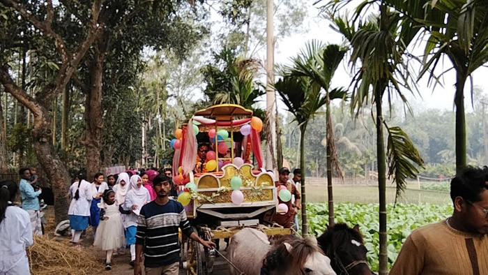 কালীগঞ্জে ঘোড়ার টমটম গাড়িতে প্রধান শিক্ষককে রাজকীয় বিদায় জানাল শিক্ষার্থীরা