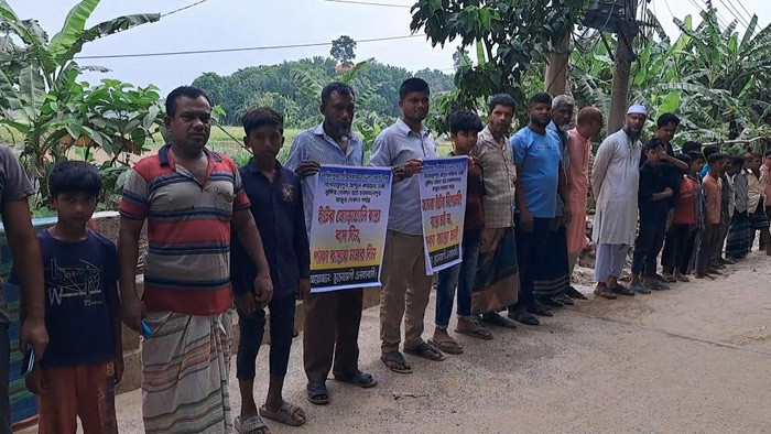 ফরিদপুরে ইটের রাস্তা পাকা করনের দাবিতে মানববন্ধন ও বিক্ষোভ