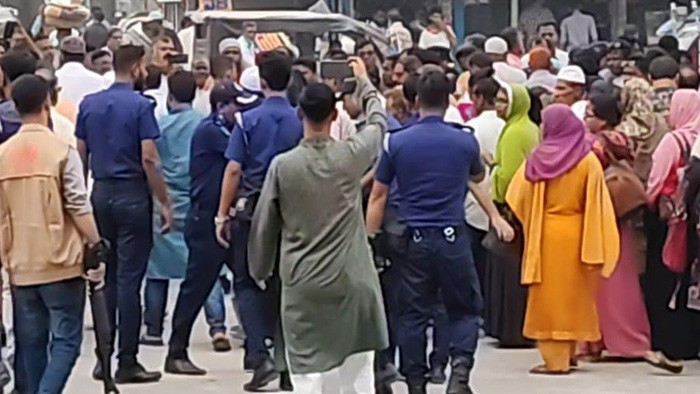ফরিদপুরে পুলিশি বাধায় মানববন্ধন করতে পারেনি ইউপি চেয়ারম্যান ও মেম্বাররা