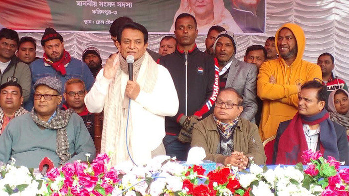 শীতার্তদের মাঝে এম.পি এ.কে. আজাদের শীতবস্ত্র বিতরণ