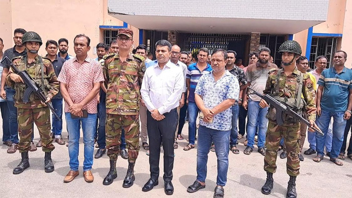 ফরিদপুরে সেনাবাহিনীর সহায়তায় কোতয়ালী পুলিশের কার্যক্রম শুরু