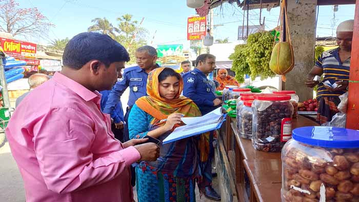 আক্কেলপুরে ফলের দোকানে জরিমানা