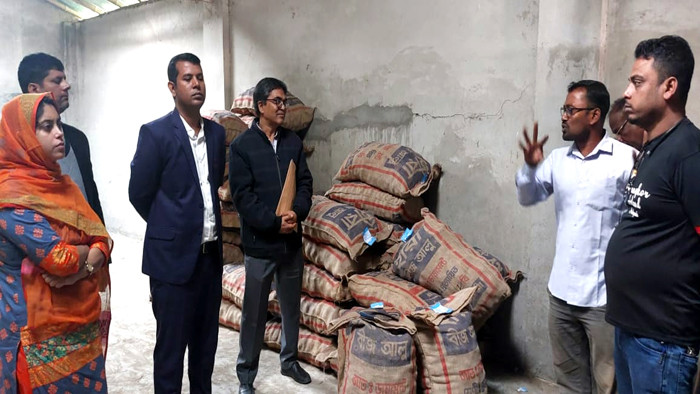 আক্কেলপুরে আলু ব্যবসায়ীকে ভ্রাম্যমাণ আদালতে অর্থদণ্ড