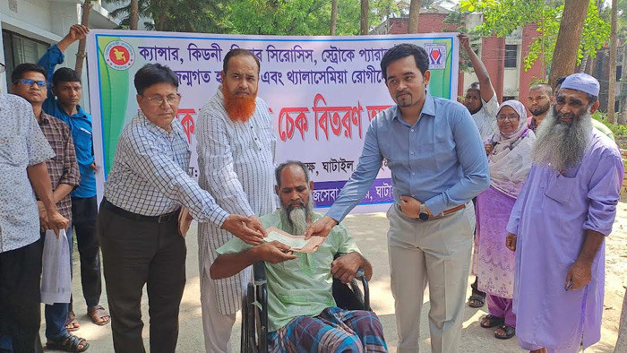 ঘাটাইলে চিকিৎসা সহায়তার চেক বিতরন