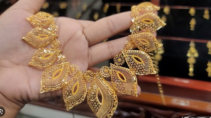 স্বর্ণের দাম ভরিতে ১ হাজার ৭৪ টাকা কমল
