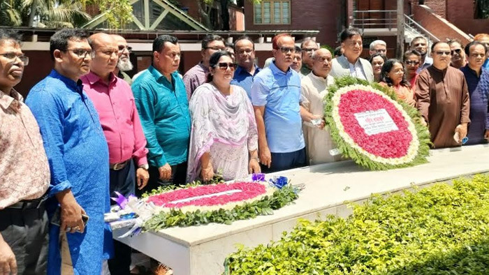 বঙ্গবন্ধুর সমাধিতে অগ্রণী ব্যাংকের পদোন্নতিপ্রাপ্ত উপ ব্যবস্থাপনা পরিচালকের শ্রদ্ধা