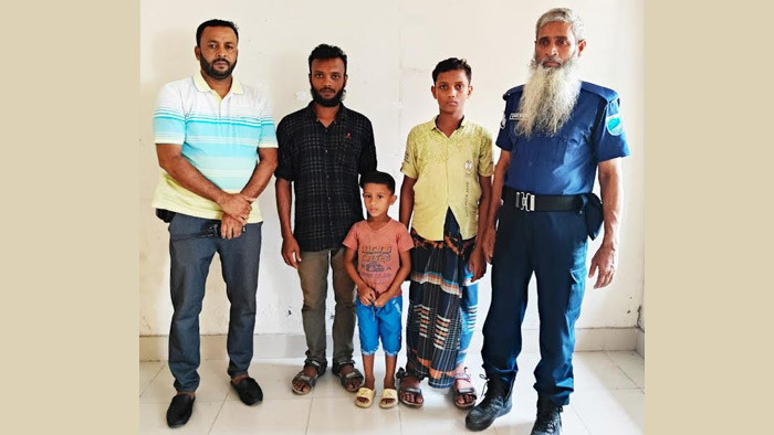 নিখোঁজ শিশু সহোদরকে ৫দিন পর বাবার কাছে বুঝিয়ে দিলেন কোটালীপাড়া থানা পুলিশ