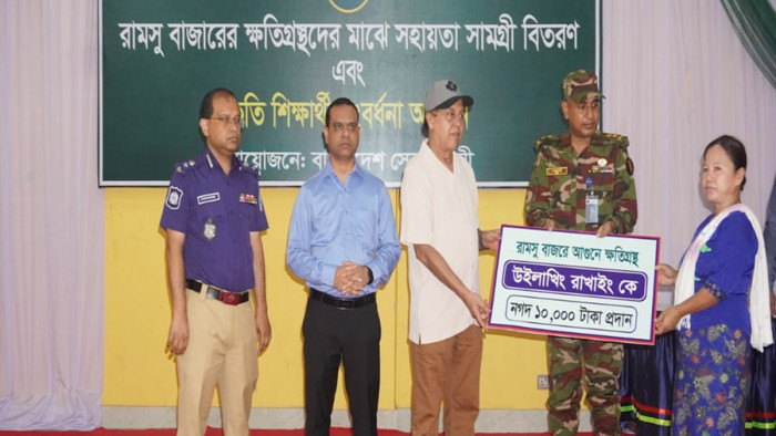 গুইমারায় ক্ষতিগ্রস্তদের সহায়তা ও কৃতি শিক্ষার্থীদের সংবর্ধনা প্রদান