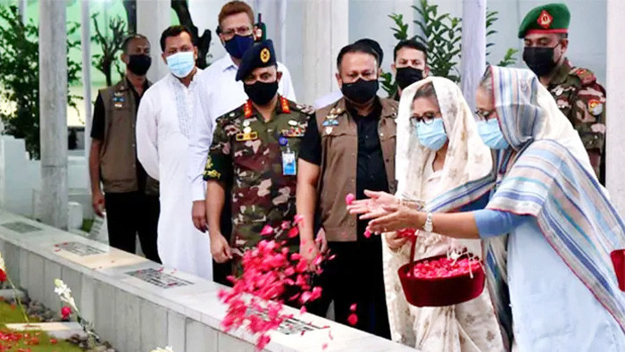 শেখ রাসেলের সমাধিতে প্রধানমন্ত্রীর শ্রদ্ধা