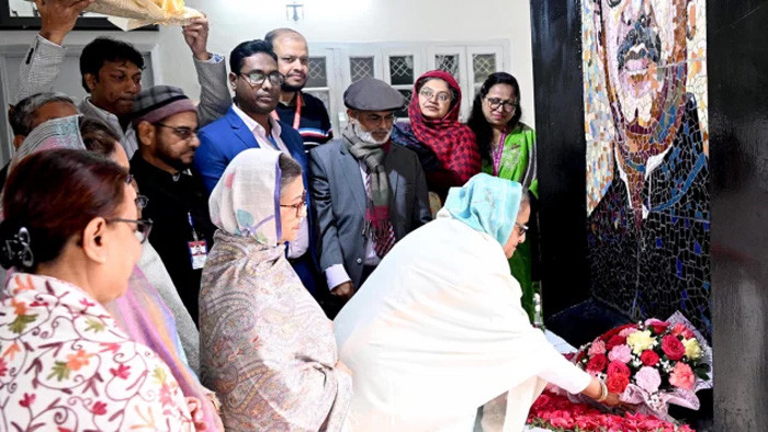 বঙ্গবন্ধুর প্রতিকৃতিতে শ্রদ্ধা জানালেন শেখ হাসিনা