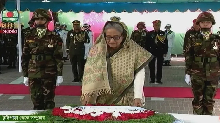 টুঙ্গিপাড়ায় বঙ্গবন্ধুর সমাধিতে প্রধানমন্ত্রীর শ্রদ্ধা
