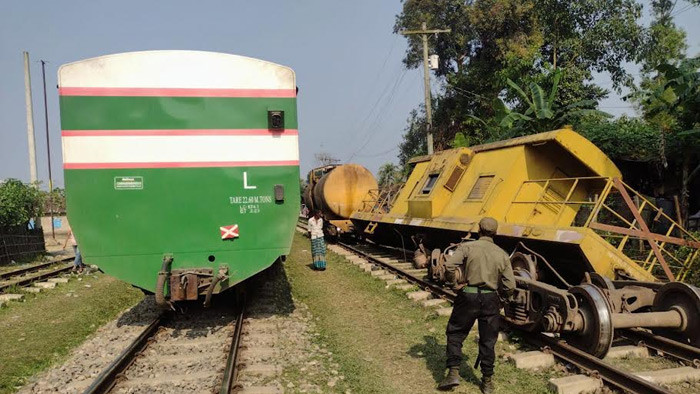 মাধবপুরে তেলবাহী ট্রেনের বগি লাইনচ্যুত