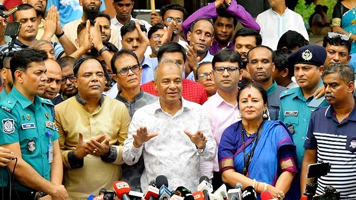 দুর্গাপূজা আগের চেয়েও উৎসবমুখর পরিবেশে অনুষ্ঠিত হবে- স্বরাষ্ট্র উপদেষ্টা