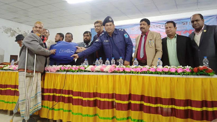 হরিরামপুরে শীতার্ত মানুষের মাঝে সোনালী ব্যাংকের শীতবস্ত্র বিতরণ