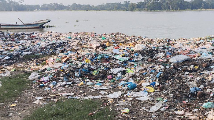 নদীর তীরবর্তী উন্মুক্ত স্থানে ফেলা হচ্ছে ময়লা, হুমকিতে জনস্বাস্থ্য ও পরিবেশ