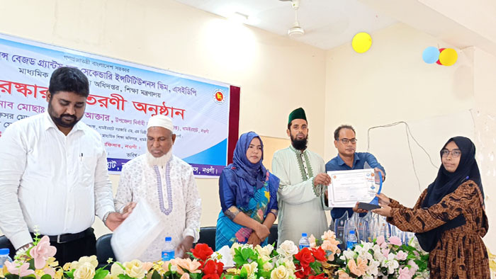 ধামইরহাটে ৪০ মেধাবী শিক্ষার্থীকে সম্মাননা ক্রেস্ট ও সনদ বিতরণ
