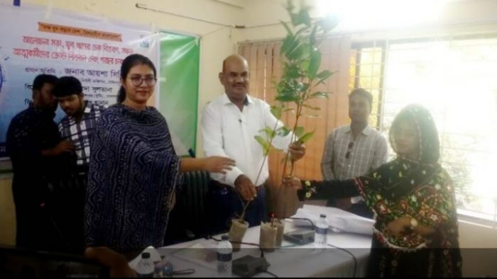 রাজশাহীতে জাতীয় যুব দিবস উপলক্ষে চেক ও চারা বিতরণ